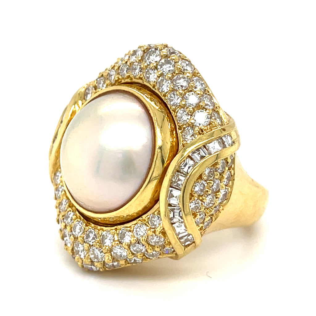 Mabe Pearl and Diamond Ring weight: 2.75 carats Mounted in 18k Gold Size: 5 1/4