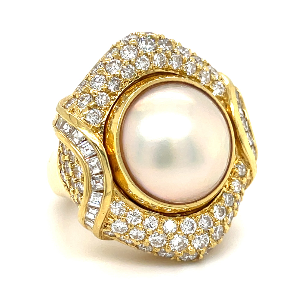 Mabe Pearl and Diamond Ring weight: 2.75 carats Mounted in 18k Gold Size: 5 1/4