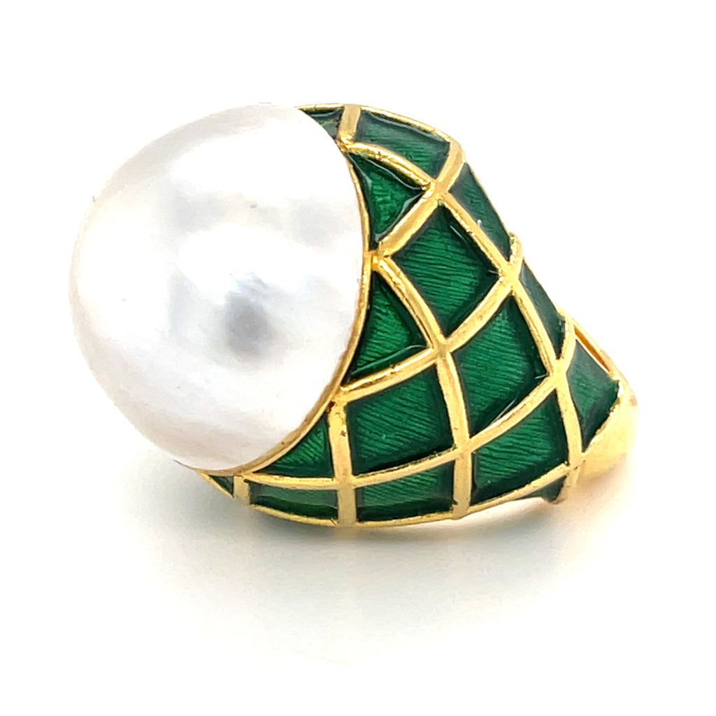 18k Yellow Gold Mabe Pearl Ring, Size 6.25.
