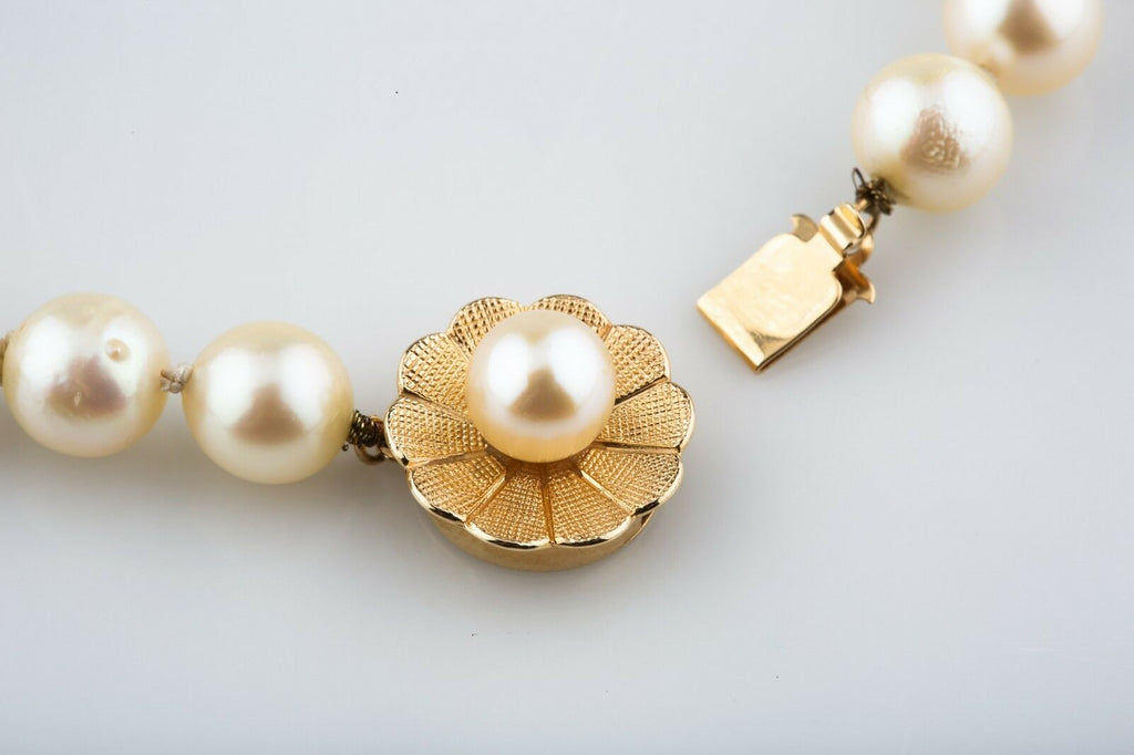 JAPANESE CULTURED PEARL NECKLACE WITH 14K YELLOW GOLD CLASP