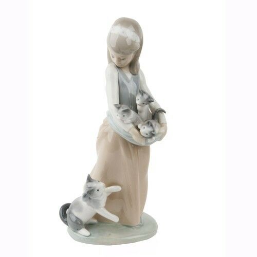 LLADRO "Following Her Cats" #1309 Young Girl Holding Kittens w/ Cat Retired