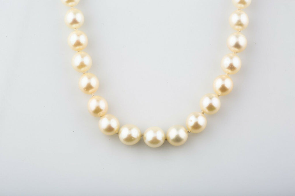 JAPANESE CULTURED PEARL NECKLACE WITH 14K YELLOW GOLD CLASP