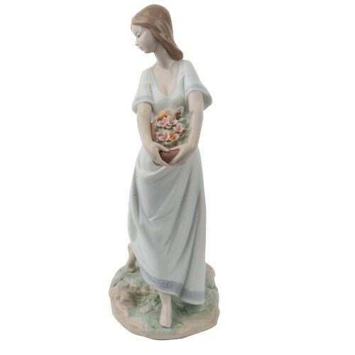 Lladro "Garden of Athens" #7704 Young Woman with Floral Basket Great Condition!